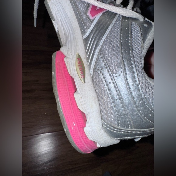 NEW BALANCE GYM SHOES SIZE 8.5 SUSAN G. KOMEN FOR THE CURE SILVER AND PINK - Picture 6 of 10
